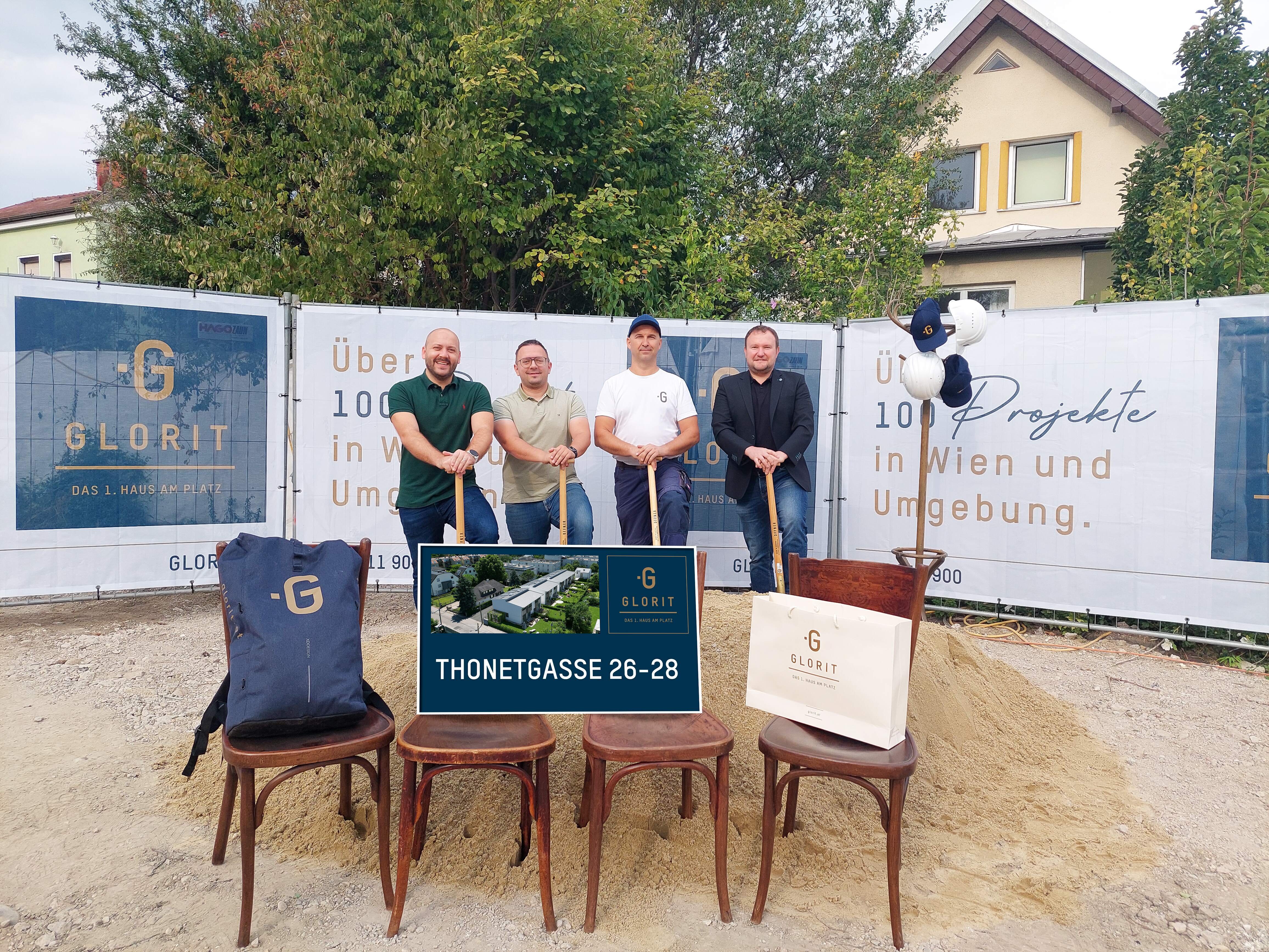 Projektteam beim Spatenstich in der Thonetgasse
